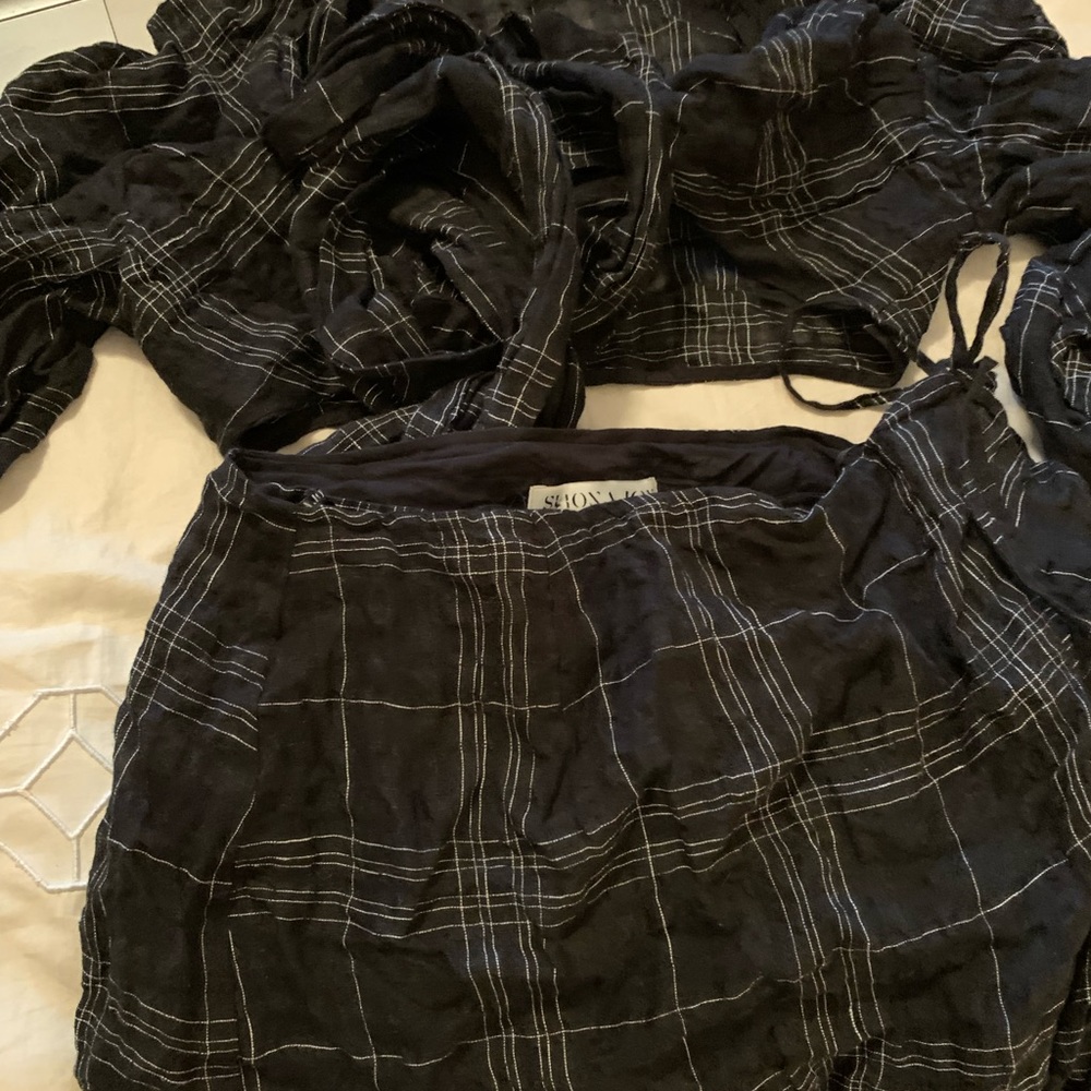 Shona Joy 2 piece black/white linen set. Top Size 4 US Skirt: Size 6 US wrap